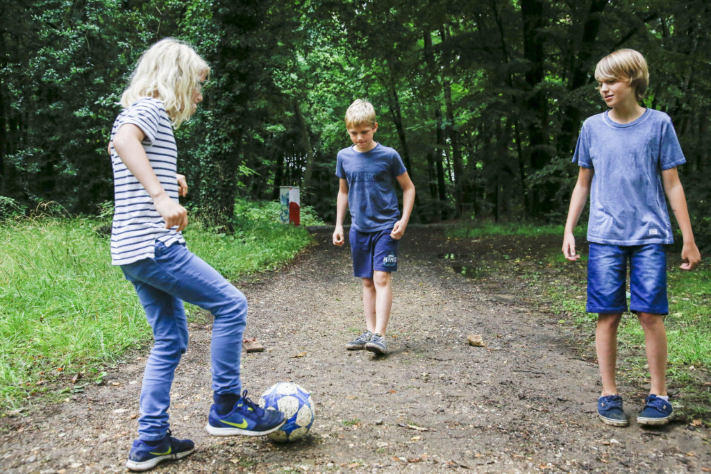 Herzkinder Finn, Ben und Victor beim Fußballspielen 