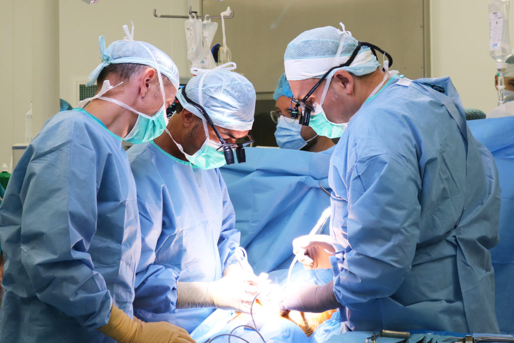 Hoch konzentriert implantiert das Herz-Team die Spenderherzklappe im Rahmen einer Ross-Operation