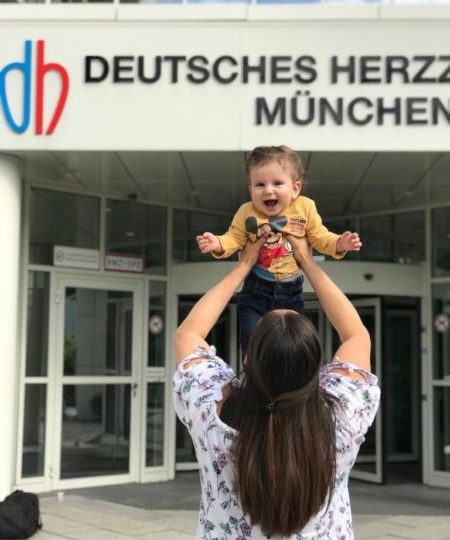 Kind mit Mutter vor dem Deutschen Herzzentrum München 