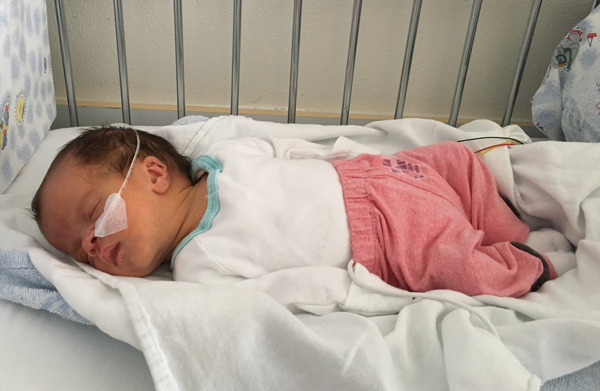 Baby Emilia im Krankenbett kurz nach der Geburt