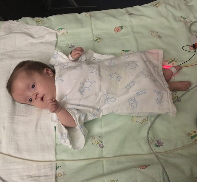 Herzkind Emilia in einem Krankenbett