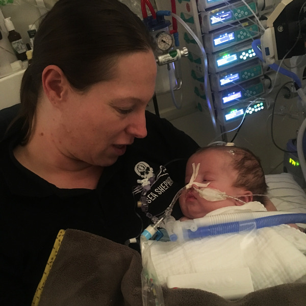 Herzkind Emilias mit ihrer Mutter in der Klinik
