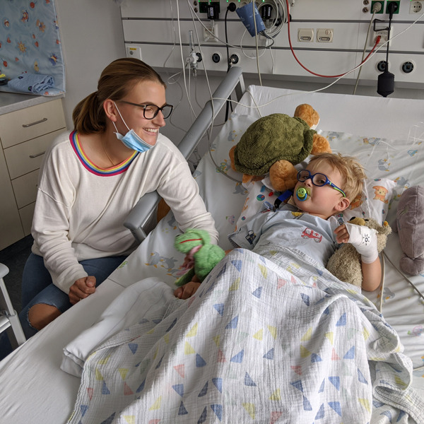 Herzkind Clemens im Krankenhaus mit seiner Mutter