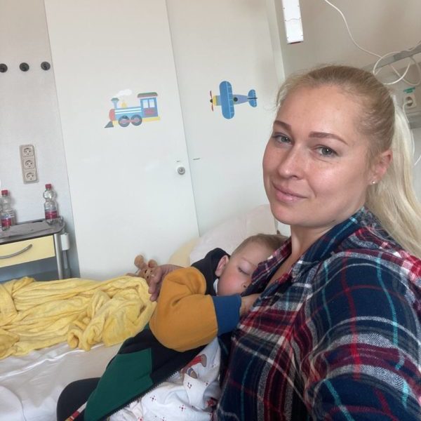 Herzkind Maxim und seine Mutter Inna aus der Ukraine kuscheln im Krankenbett