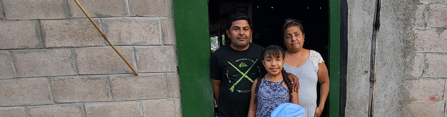 Slider Herzkind Melany mit Familie El Salvador