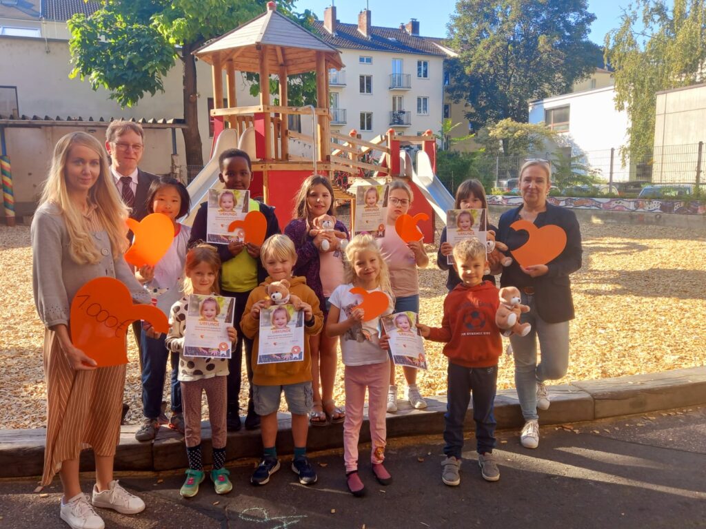 Spendenuebergabe der Stiftsschule Bonn an kinderherzen