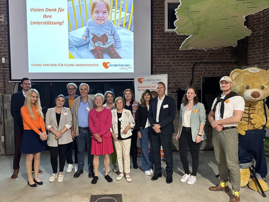Gruppenfoto vom Freundeskreistreffen der Stiftung Bonn auf dem Gut Leidenhausen