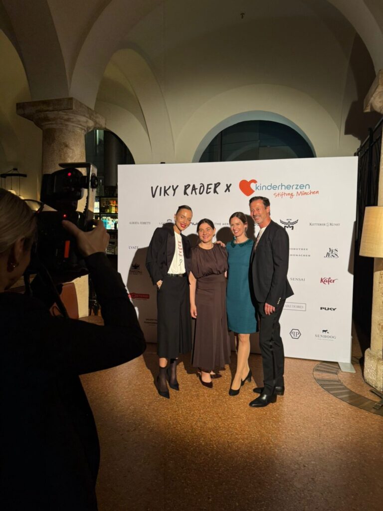 Klaus und Viky Rader gemeinsam mit Linda Röss und Anna Fouani von kinderherzen bei einer von ihnen initiierte Charity-Aktion zugunsten der kinderherzen Stiftung München und deren Engagement für herzkranke Kinder.